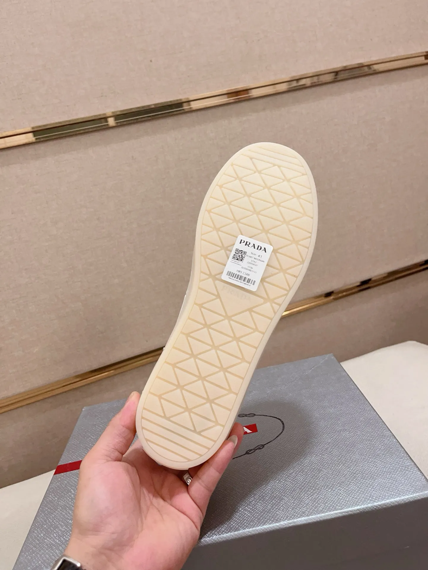 Men's shoes 💰 540💰 ✔️✔️✔️Higher version High-quality new PRADA (Prada) counters are launched at the same time. The new men's shoes and 😘 fabrics are made of high-tech glue-making technology. Lining: Full cowhide lining. 👍🏿 High-end ☄️ air-cushion molded anti-slip rubber outsole, exquisite lines, simple and elegant, comfortable and high-end for leisure travel. Code number: 38 to 44 (45 can be customized and cannot be returned or exchanged)